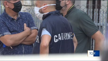 Coppia trovata morta, ipotesi omicidio-suicidio, le indagini