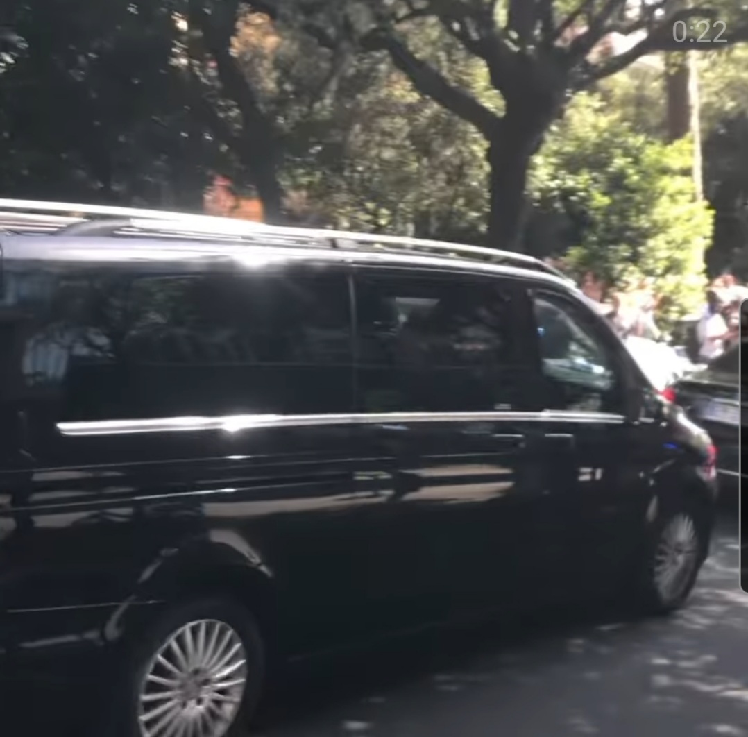 Galleria foto 'Corteo funebre Raffaella Carrà, tappe nei luoghi simbolo (foto e video)' - foto 2