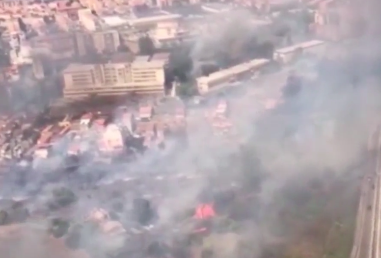 Incendi, Catania brucia, distrutto il lido “Le Capannine”