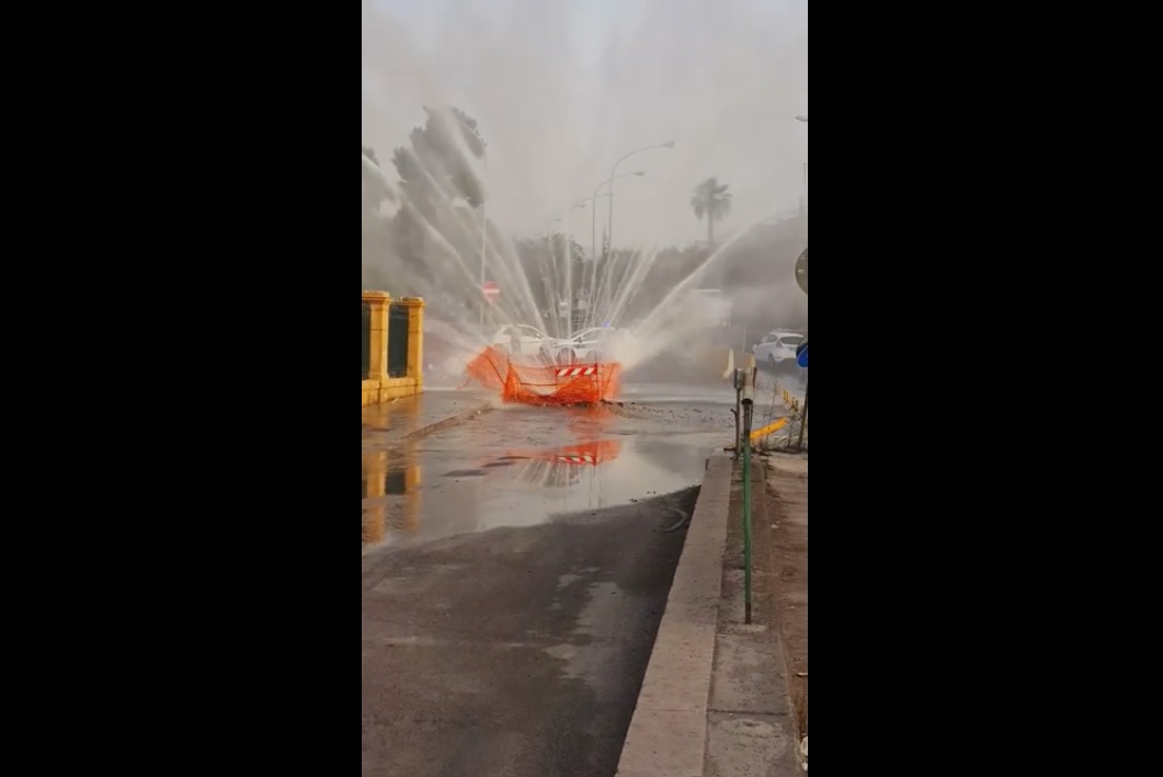 Palermo, incidente d’auto, scoppia conduttura in corso Re Ruggero
