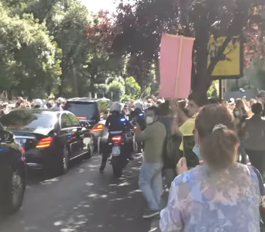 Galleria foto 'Corteo funebre Raffaella Carrà, tappe nei luoghi simbolo (foto e video)' - foto 3