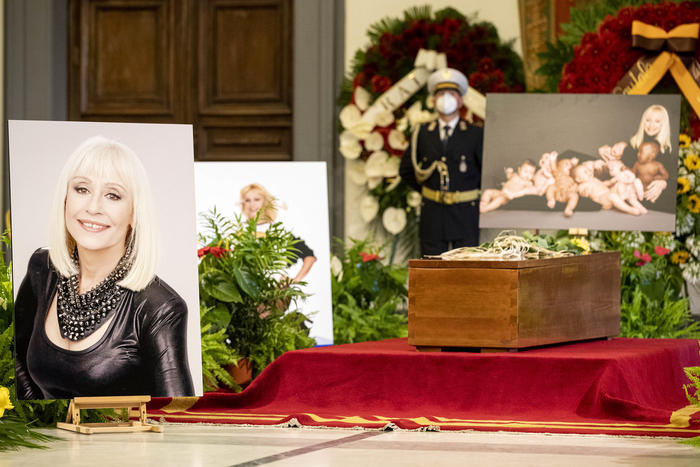 Corteo funebre Raffaella Carrà, tappe nei luoghi simbolo (foto e video)