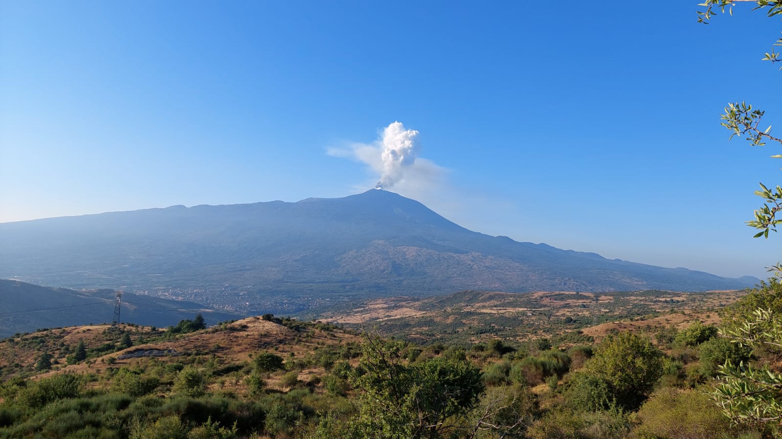 Etna, da stamattina fontana di lava e nube di cenere