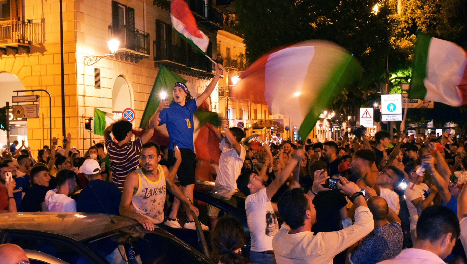 L’Italia vince, spari ad Avellino, feriti padre e figlio