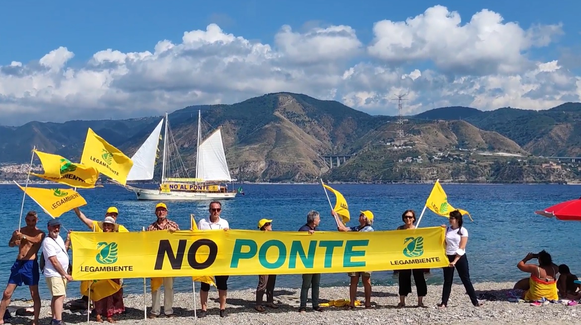 Ponte sullo stretto, il no di Legambiente, flash mob Goletta Verde