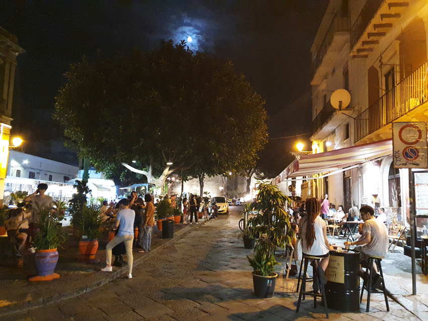 Al ristorante con una dose di vaccino, da settembre ne serviranno due