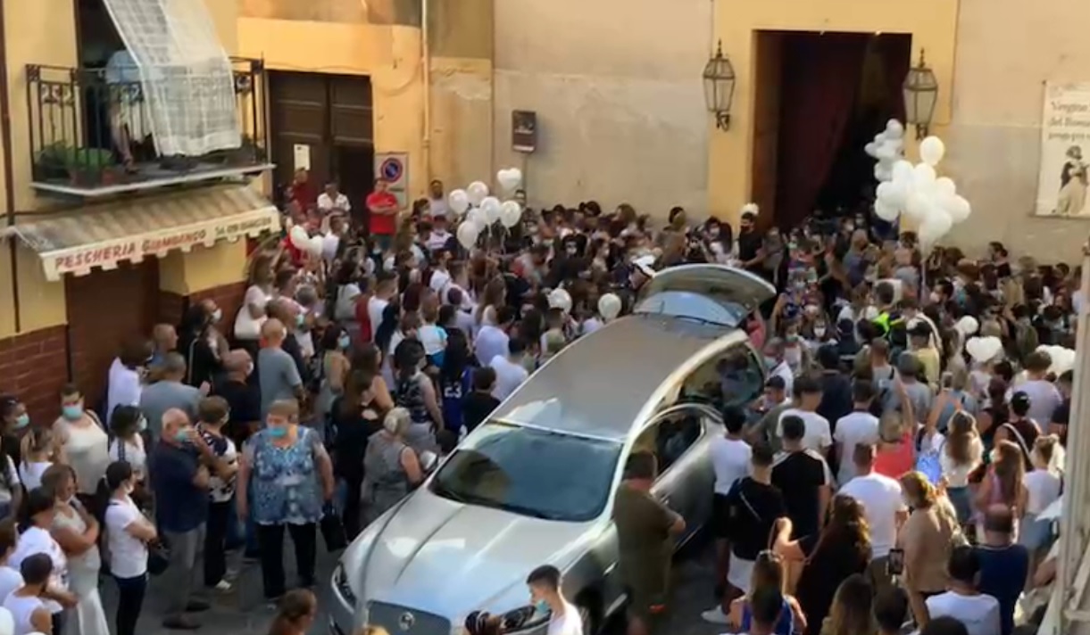 Carini, l’ultimo saluto a Gabriele tra applausi e palloncini bianchi Carini, l’ultimo saluto a Gabriele tra applausi e palloncini bianchi