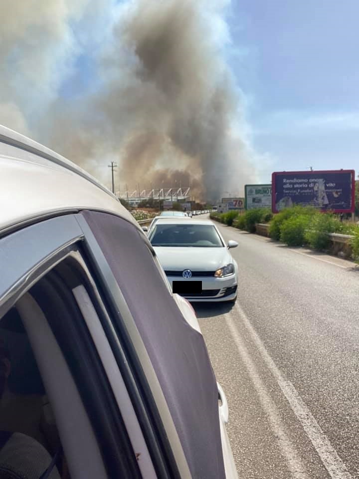 Siracusa, incendio alla Targia, evacuati acquapark e albergo