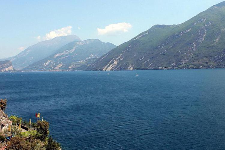 Si tuffa nel lago di Garda per sfuggire all’afa: muore 25enne