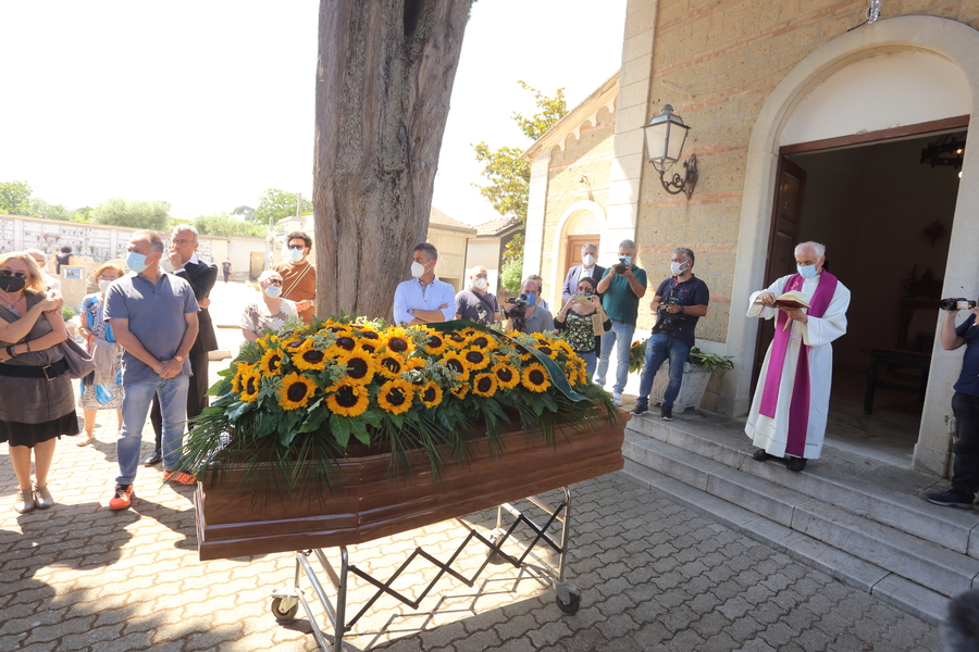 Addio a Libero De Rienzo, oggi i funerali pubblici