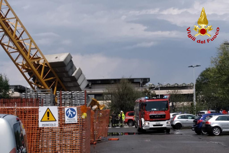 Maltempo a Milano, gru cade su palazzo e si spezza sopra il tetto