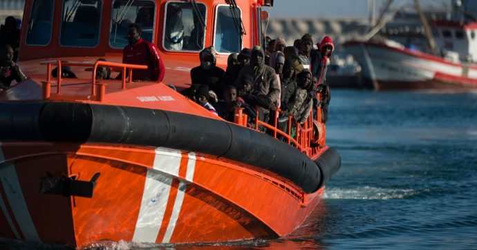 Sea Eye 4, a Pozzallo sbarcano 214 migranti, 30 sono bambini