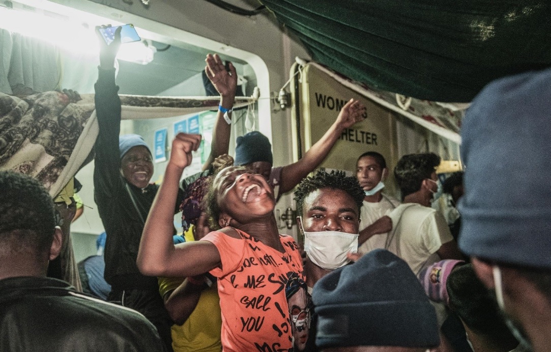 Ocean Viking, la nave ong con 572 migranti approda ad Augusta