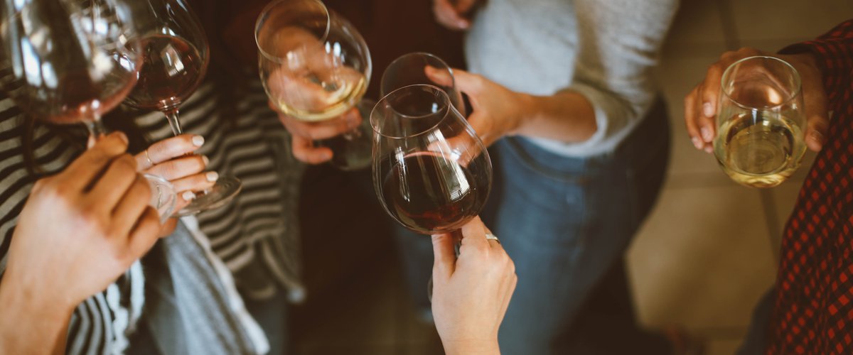 Alcol ai minorenni, due giovani finiscono in ospedale per intossicazione: locale chiuso