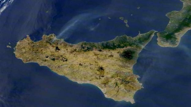 Incendi, Nasa fotografa colonna fumo nel palermitano