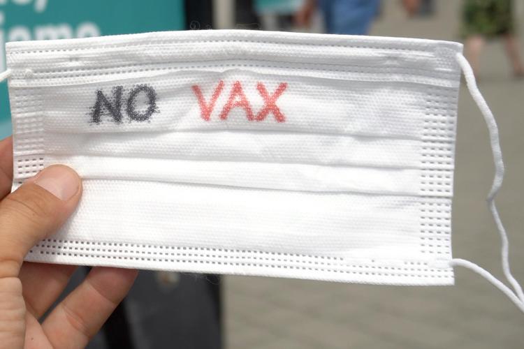 Austria, domani lockdown per No Vax, l’Italia pensa a sanzioni più rapide e terze dosi