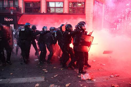 Green pass per ristoranti e bar, scontri in piazza in Francia