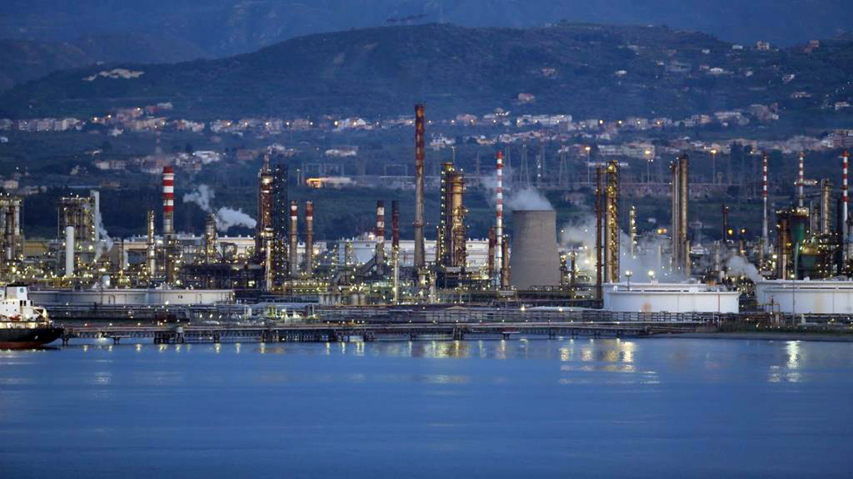 Milazzo, proteste dei lavoratori dell’indotto dell’area industriale