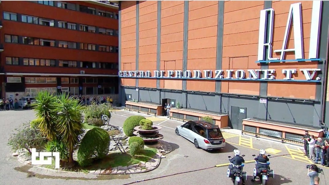 Galleria foto 'Corteo funebre Raffaella Carrà, tappe nei luoghi simbolo (foto e video)' - foto 4