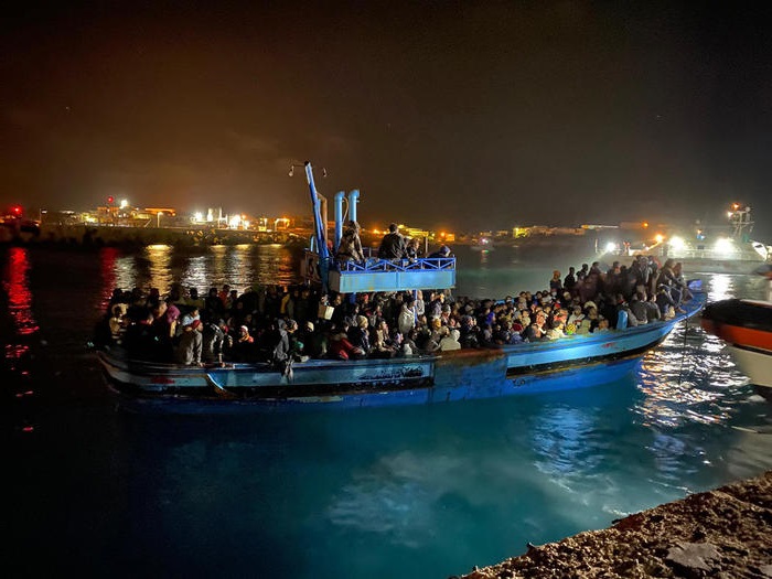 Migranti, cinque scafisti fermati per maxisbarco a Lampedusa