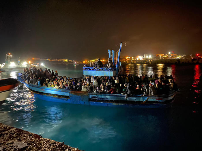 Migranti, Lampedusa, nuovo boom di sbarchi la notte scorsa