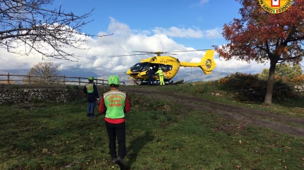 Etna, escursionista scivola da pendio e riporta un forte trauma