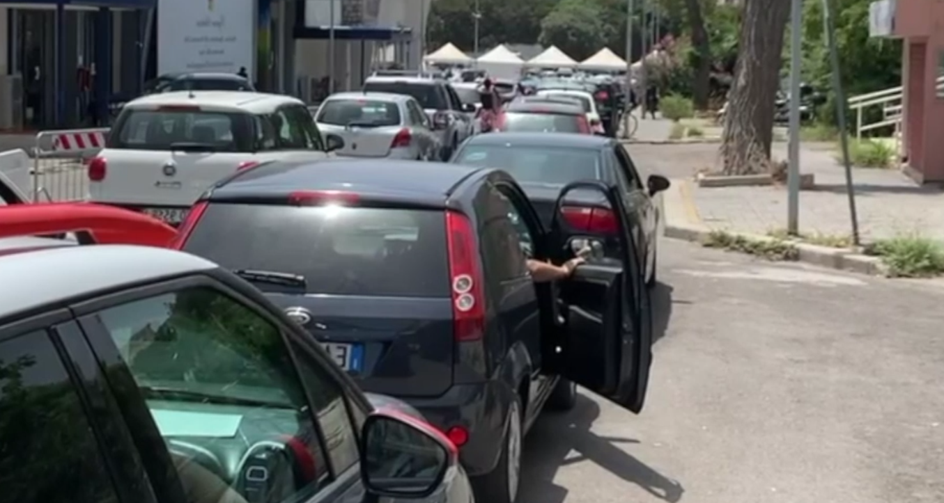 Green pass e contagi, 4 ore di fila per un tampone a Palermo