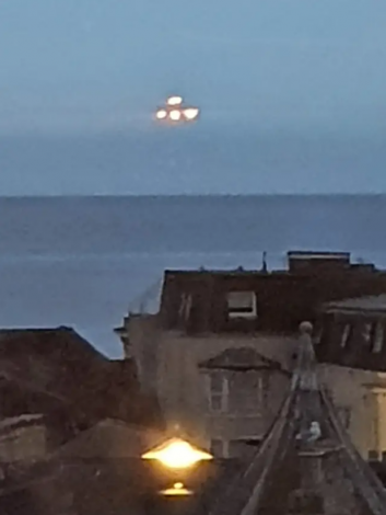 Avvistato Ufo, la foto del triangolo luminoso sospeso per 10 secondi