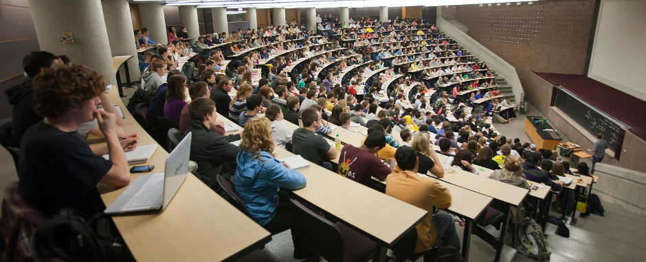 Apprezzamenti e inviti a cena a studentesse: prof sanzionati da Università