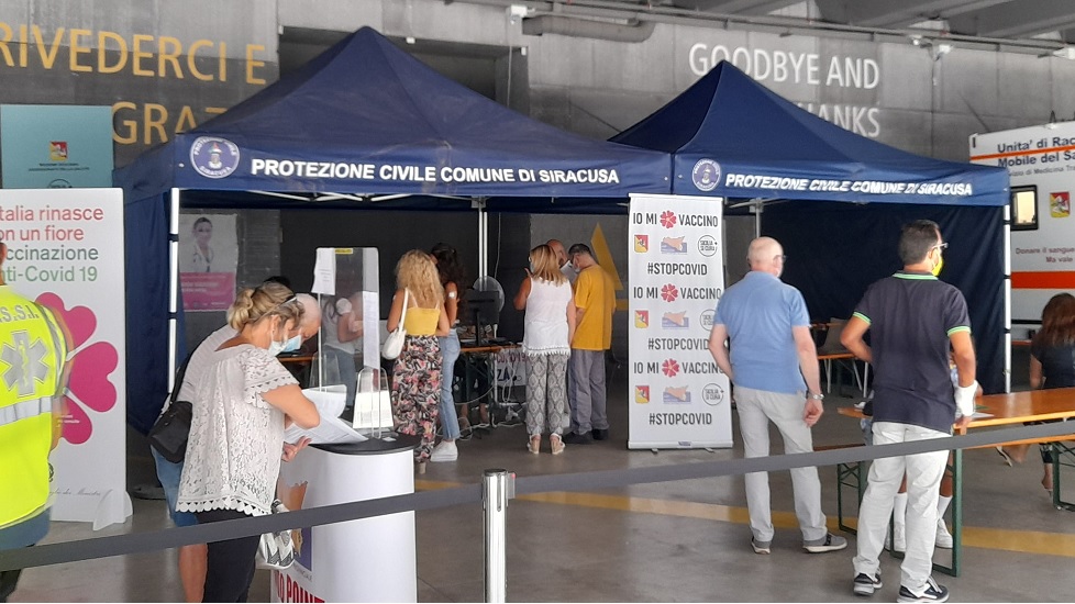 Siracusa, vaccino al centro commerciale e in spiaggia,  l’alternativa funziona