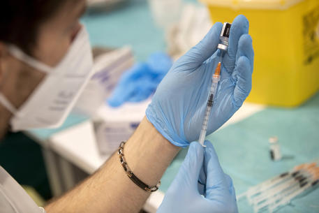 Vaccino, Aifa, ok terza dose per immunodepressi, anziani e ospiti Rsa