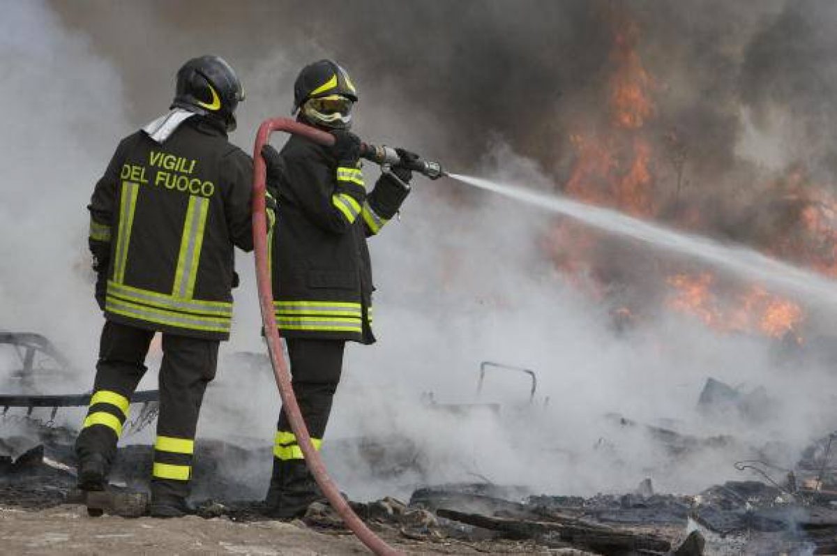 Incendio doloso in palazzina, 18 intossicati e due ustionati gravi