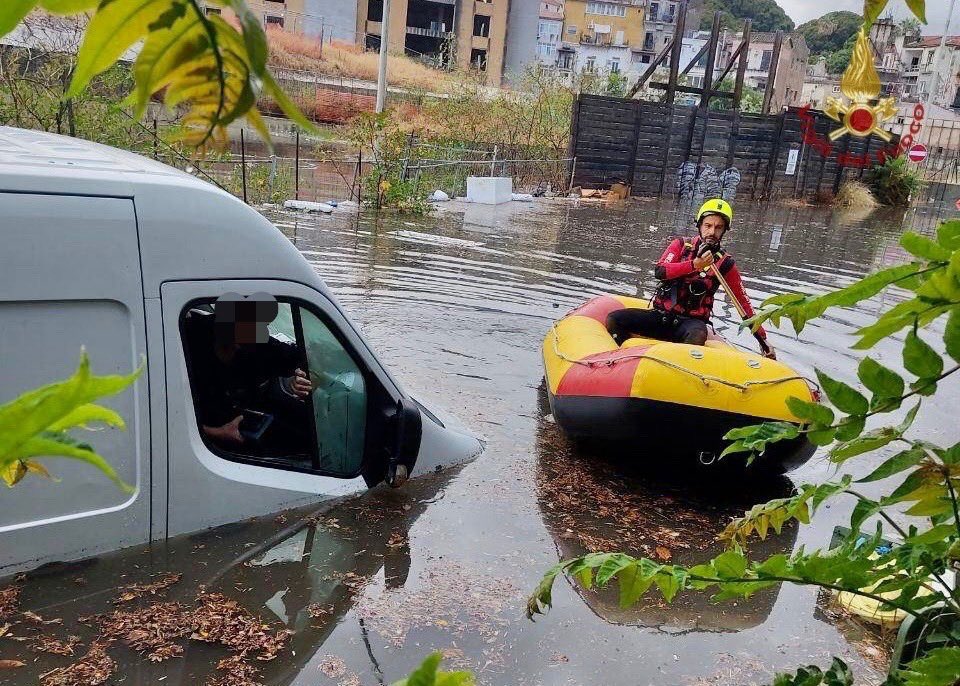Nubifragio e allagamenti a Palermo, le foto degli interventi