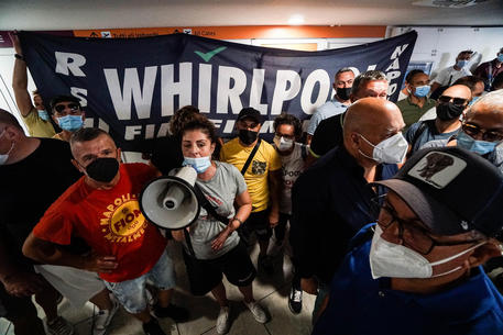 Whirlpool, lavoratori bloccano Piazza Garibaldi a Napoli Whirlpool, lavoratori bloccano Piazza Garibaldi a Napoli