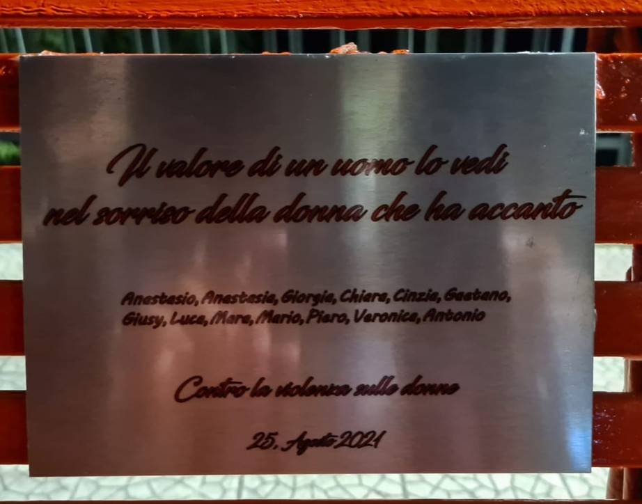 Targa “maschilista” sulla panchina rossa, è polemica a Motta Sant’Anastasia