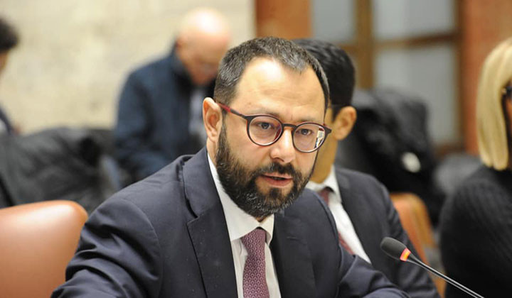 Incendi, ministro Patuanelli oggi in Sicilia incontra i sindaci