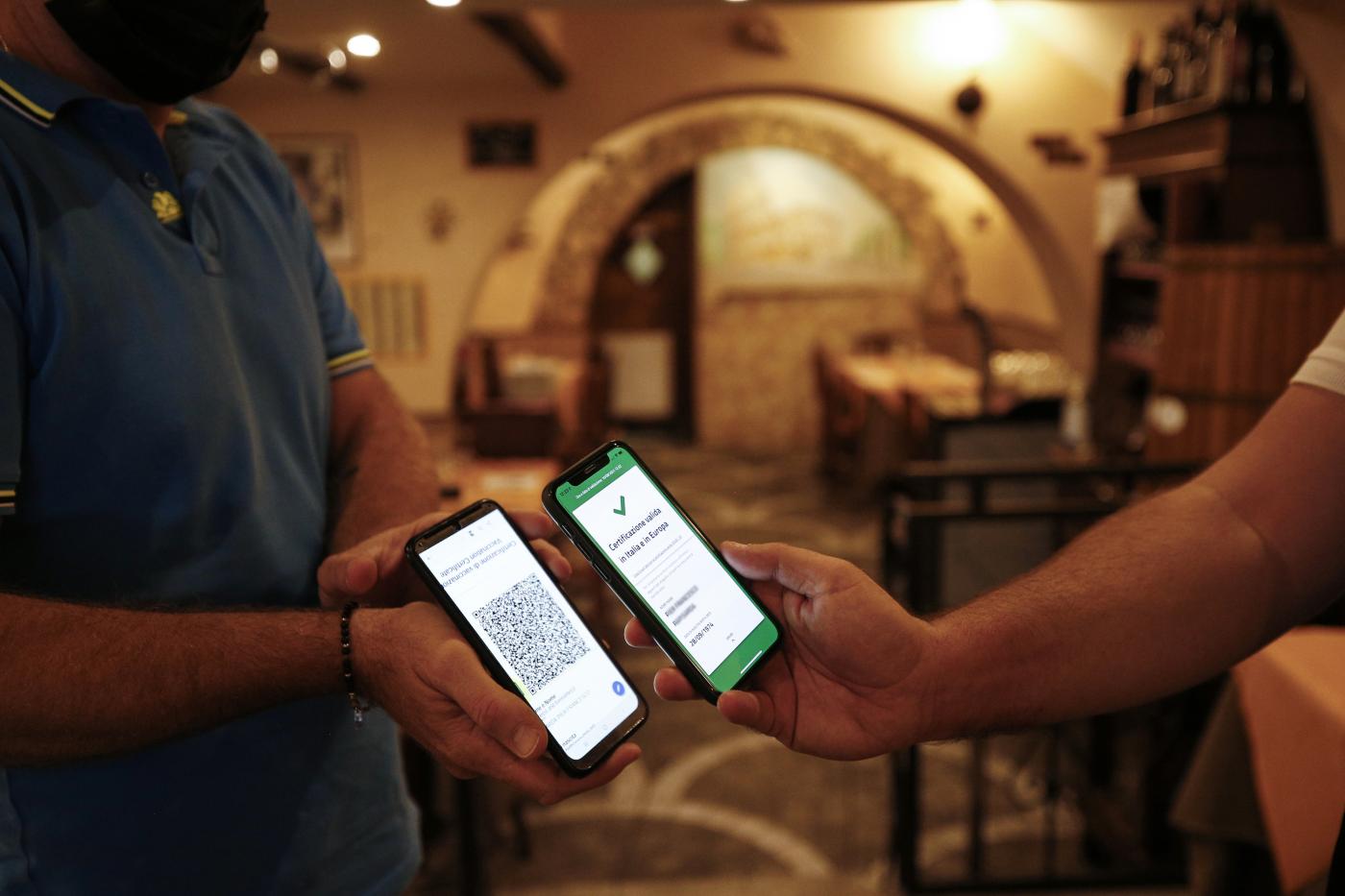 Green pass, nodo controlli non si scioglie, protestano gli esercenti