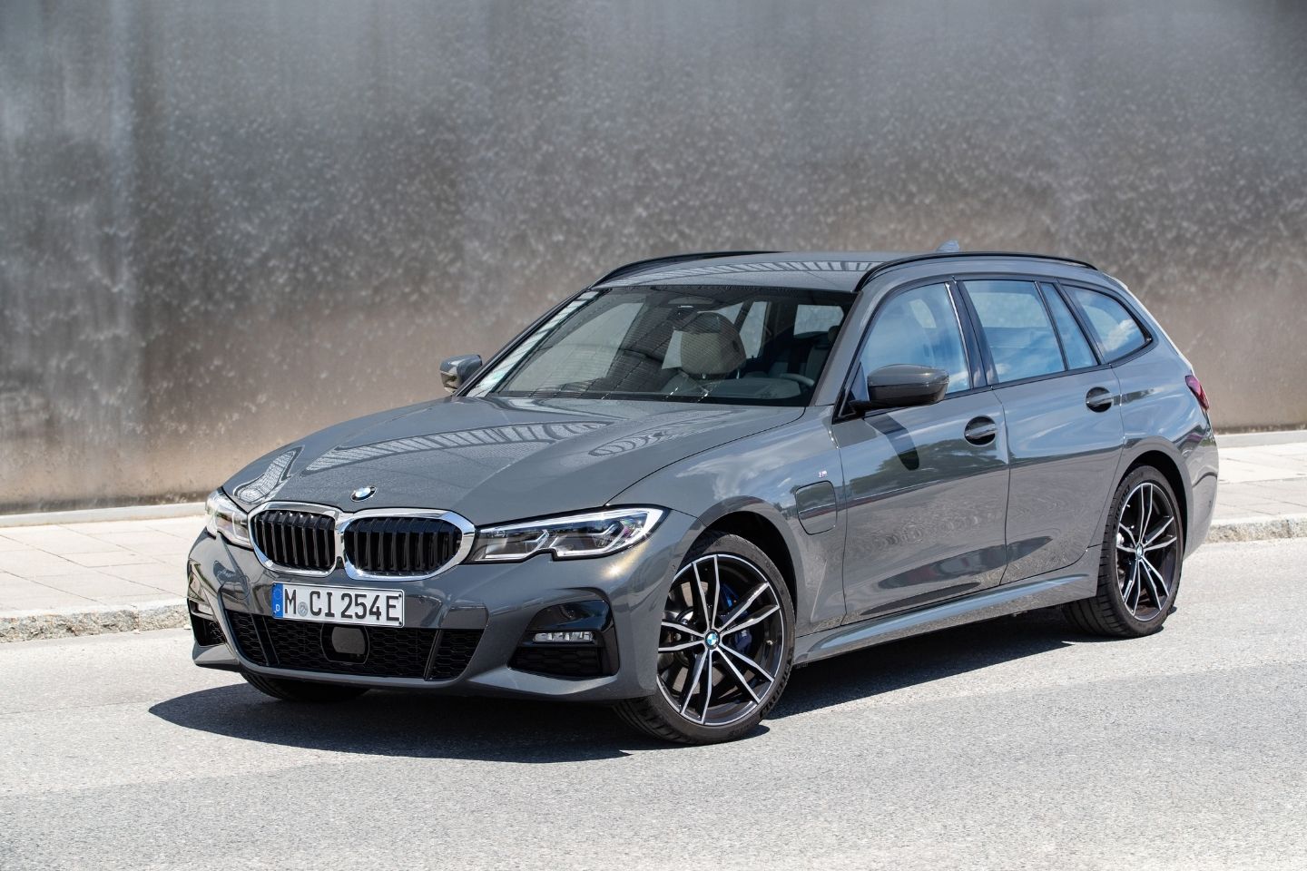 Nuova Bmw Touring 320e, familiare a basse emissioni
