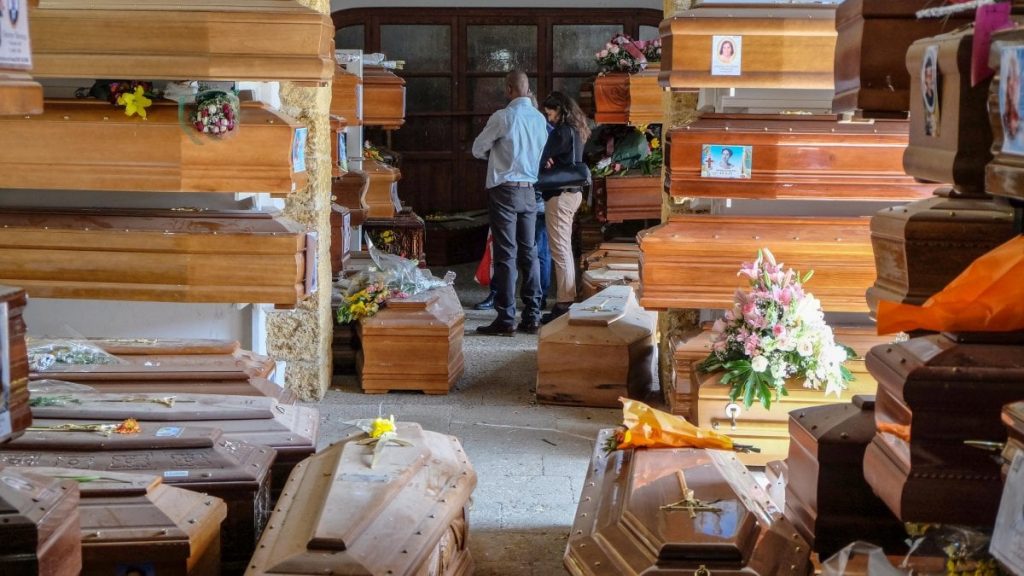 Cimitero dei Rotoli nel caos: l’emergenza diventa sanitaria