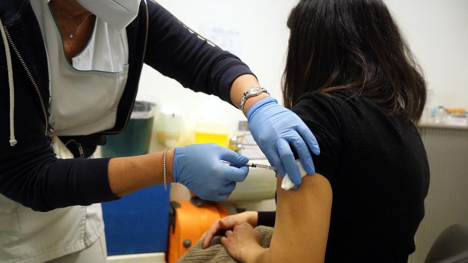 Covid, vaccini anche in farmacia, da oggi le prenotazioni a Catania