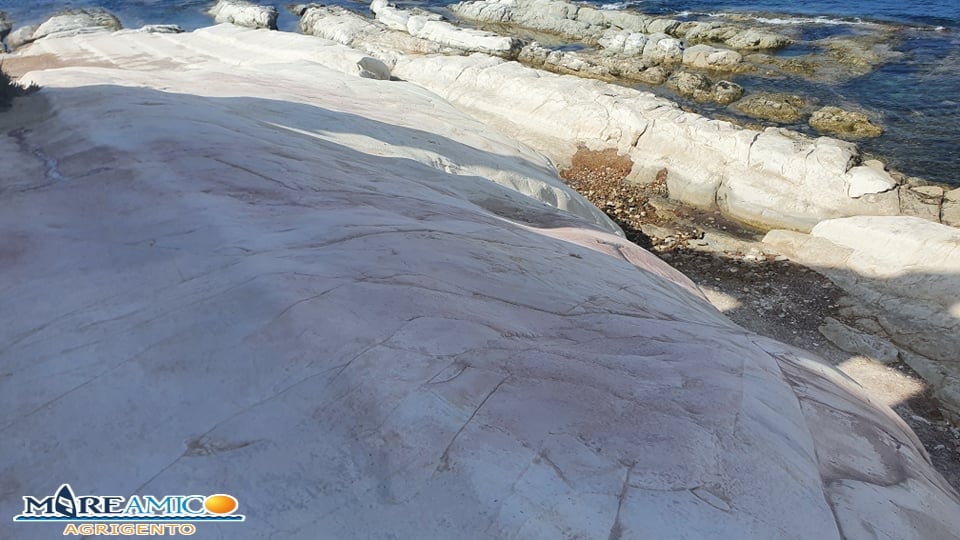 Agrigento, volontari ripuliscono la scogliera di Punta Bianca