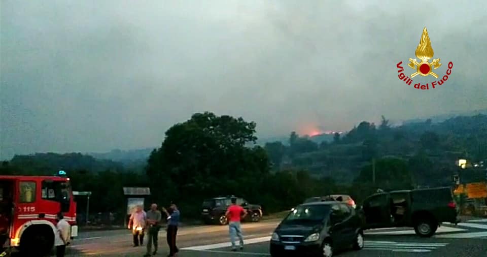 Spento l’incendio al Parco dell’Etna, riapre la strada Mareneve
