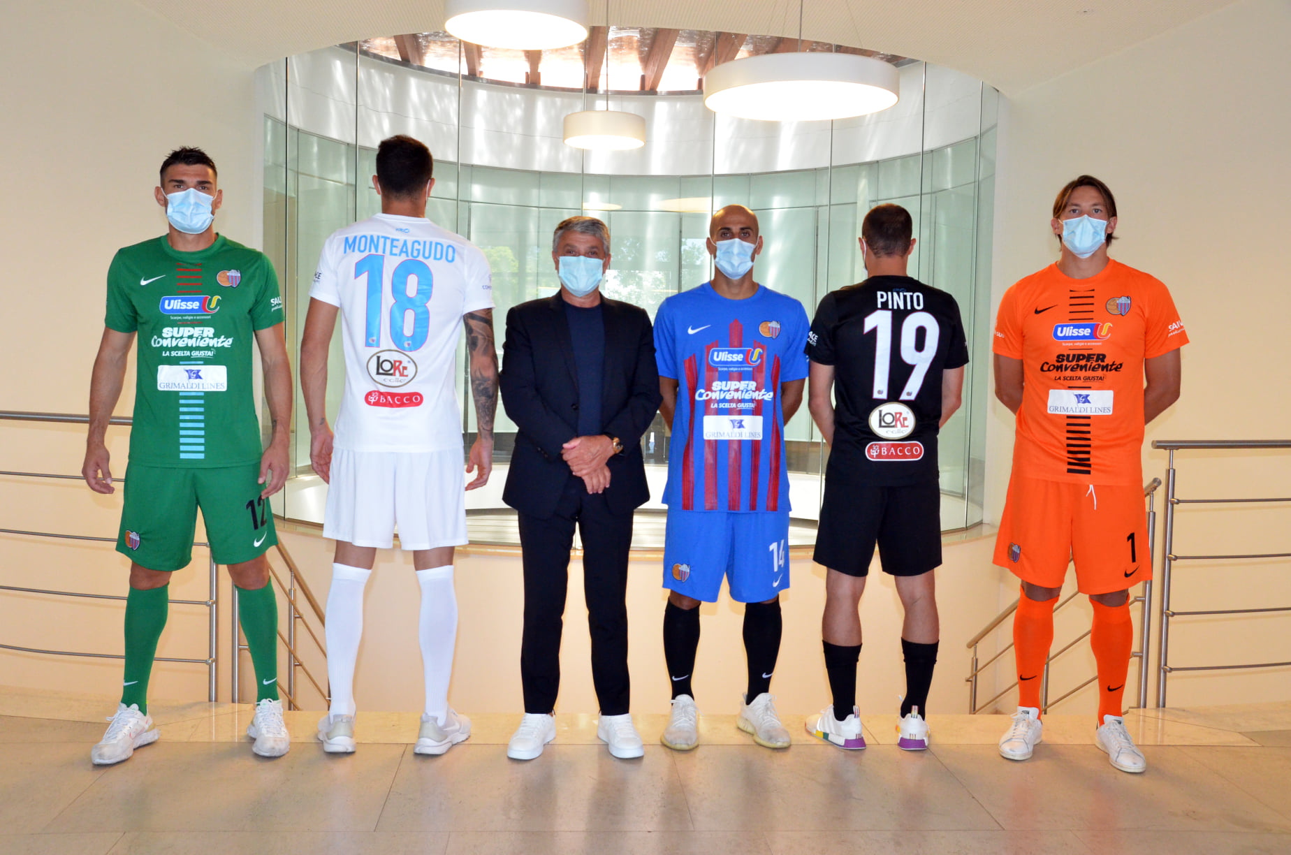 Galleria foto 'Calcio Catania, presentate le nuove maglie Nike per la stagione 2021/2022' - foto 2