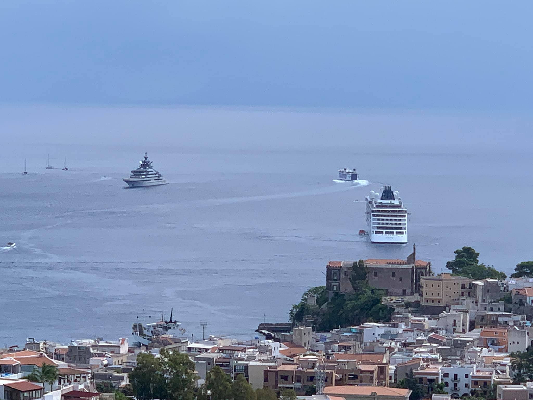 A Lipari lo yacht, con sottomarino, dell’uomo più ricco di Russia A Lipari lo yacht, con sottomarino, dell’uomo più ricco di Russia