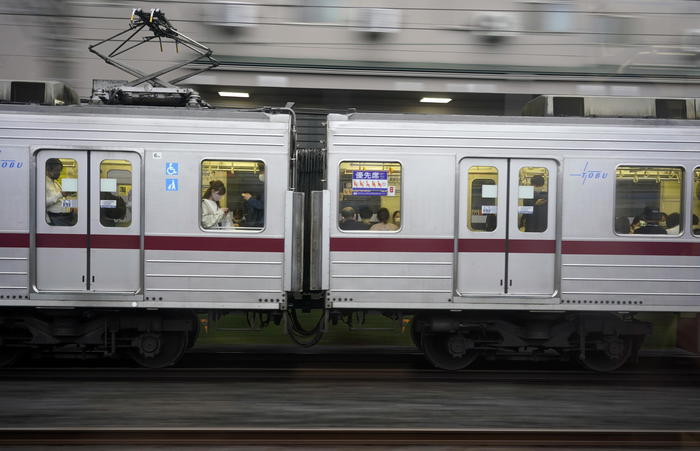 Accoltella dieci persone su treno pendolari a Tokyo, arrestato