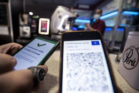 Green pass, controlli in vacanza e prime multe, al Nord