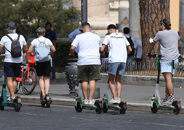 Palermo, violento scontro monopattino scooter in via Roma, feriti e traffico bloccato