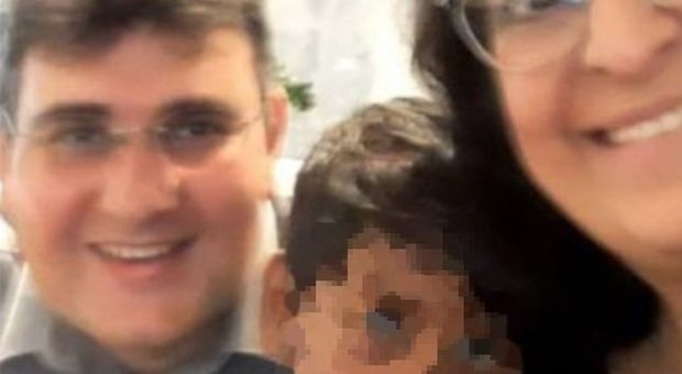 Coppia rimpatriata dall’India per un’adozione, morto il marito per Covid Coppia rimpatriata dall’India per un’adozione, morto il marito per Covid