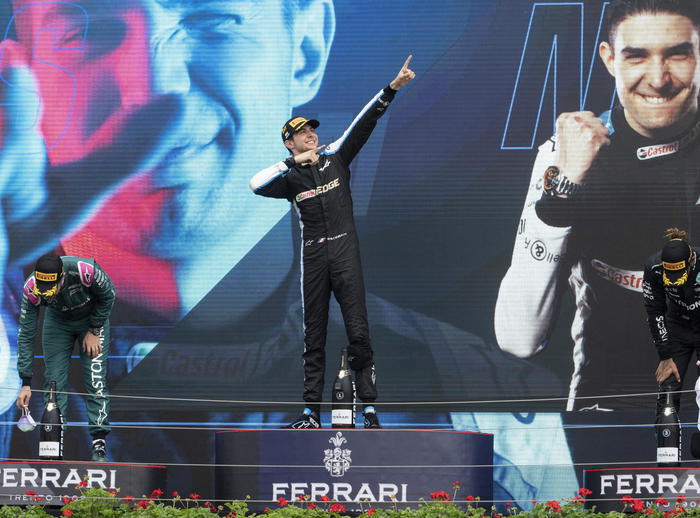 F1, caos al Gp di Ungheria, vince Ocon