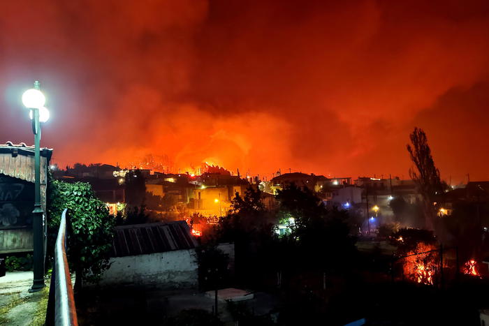 Incendi in Grecia, oltre mille evacuati con traghetti a Evia